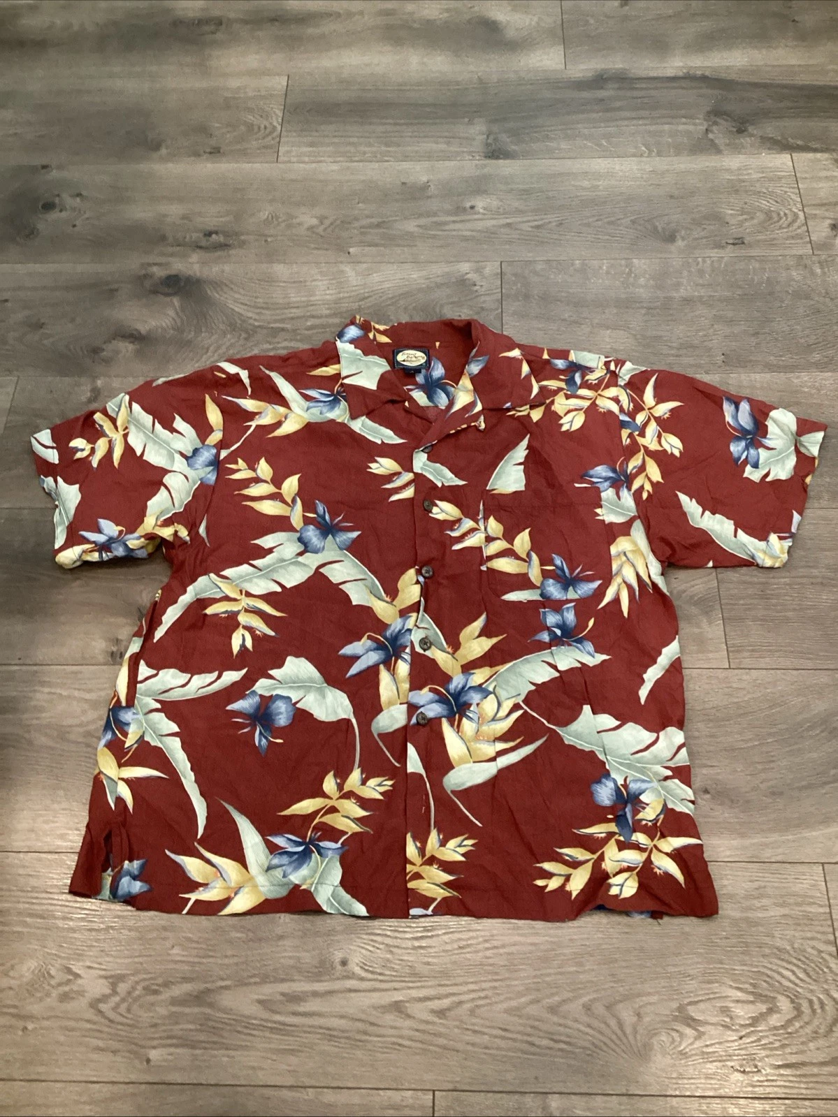 VINTAGE TOMMY BAHAMA SIZE L FLORAL BUTTON DOWN RAYON