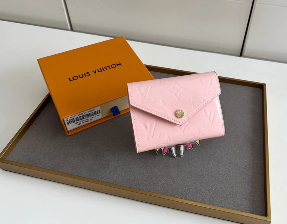 Cartera sobre Louis Vernis charol compacta triple pliegue para mujer nueva Foto 3 de 4