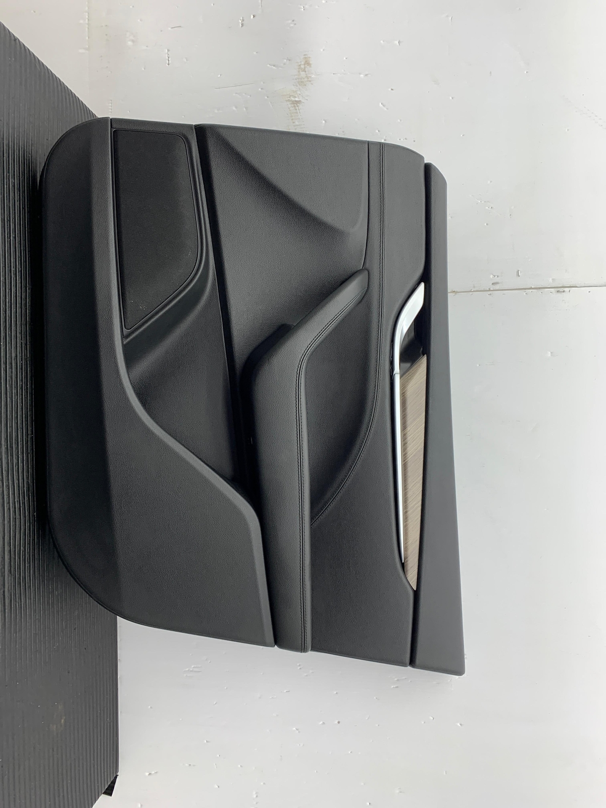 2017 - 2020 MASERATI LEVANTE OEM FRONT RIGHT DOOR TRIM PANEL | BLACK LEATHER