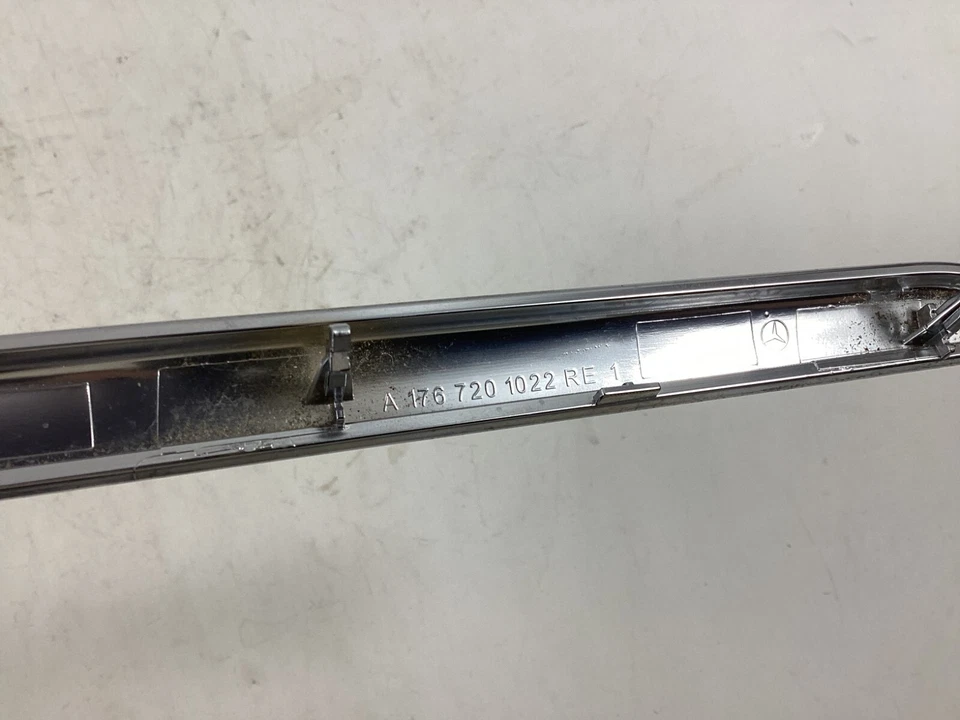 Tira de reposabrazos de puerta derecha Mercedes-Benz CLA250 2014-2019 A1767201022 OEM. Foto 3 de 4