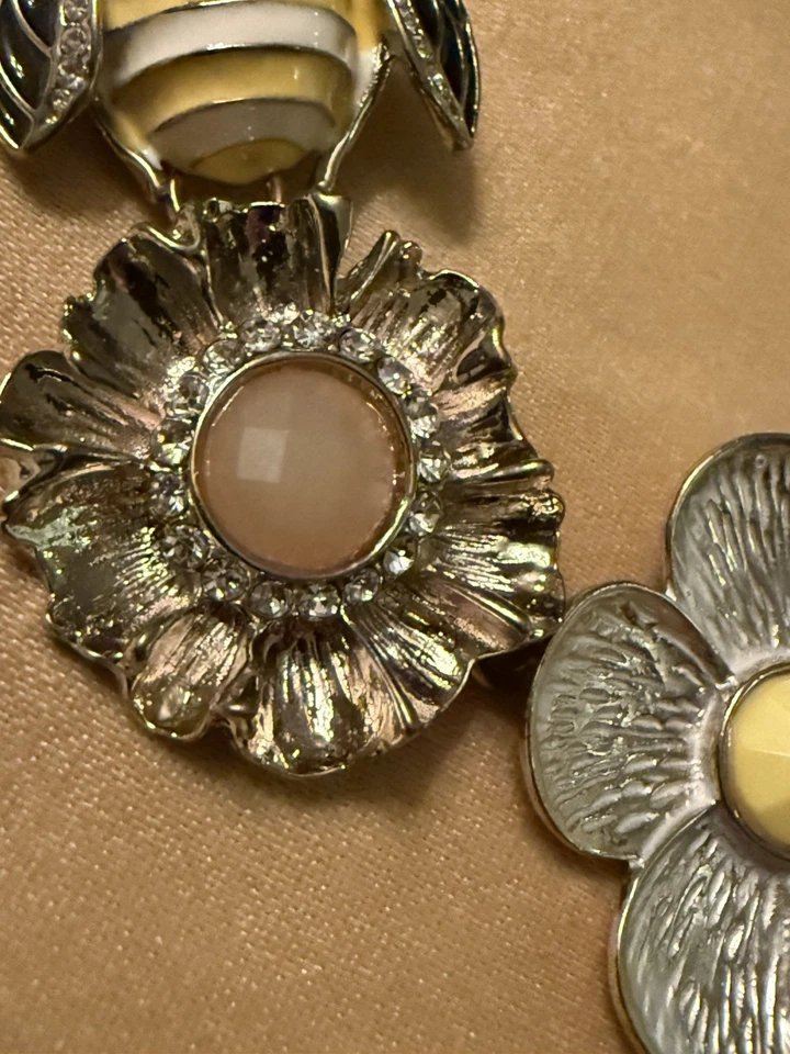 黄色和黑色花卉和蜜蜂服装珠宝金色项链带水钻 — 第 4/4 张图片