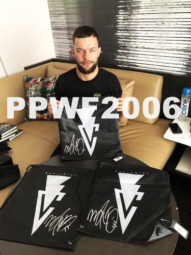 MOCHILA DE CUERDA DE DIBUJO FIRMADA A MANO WWE FINN BALOR CON PRUEBA DE IMAGEN Y CERTIFICADO DE AUTENTICIDAD - Imagen 3 de 4