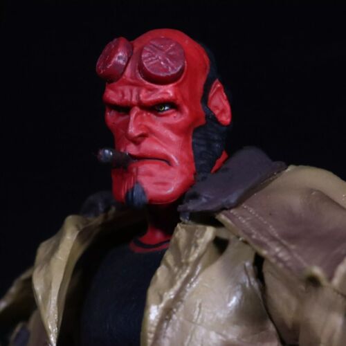 Hellboy The Golden Army Action Figure Mezco 18cm Trench Sigaro Idea Regalo - Imagen 3 de 24