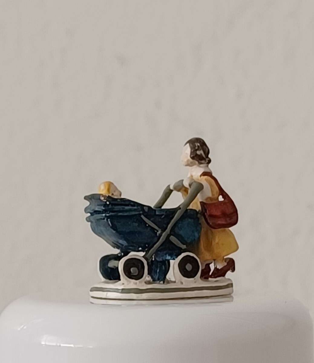 GOEBEL OLSZEWSKI MINIATURES VINTAGE FIGURINE OUT AND ABOUT