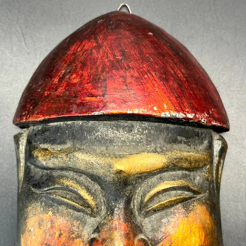 Máscara asiática antigua vintage tallada a mano de madera pintada hombre chino sombrero rojo bigote Foto 4 de 4
