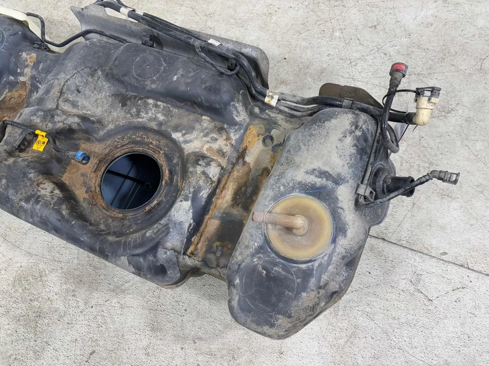 Chevrolet Tahoe 2017-2020 depósito de combustible de 5,3 L OEM Foto 4 de 4