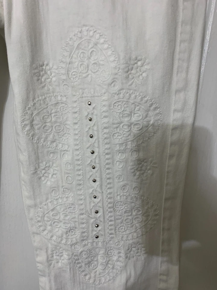 Pantalones de mezclilla Jelessy para mujer blancos elásticos talla 27 usados en excelente estado Foto 4 de 4