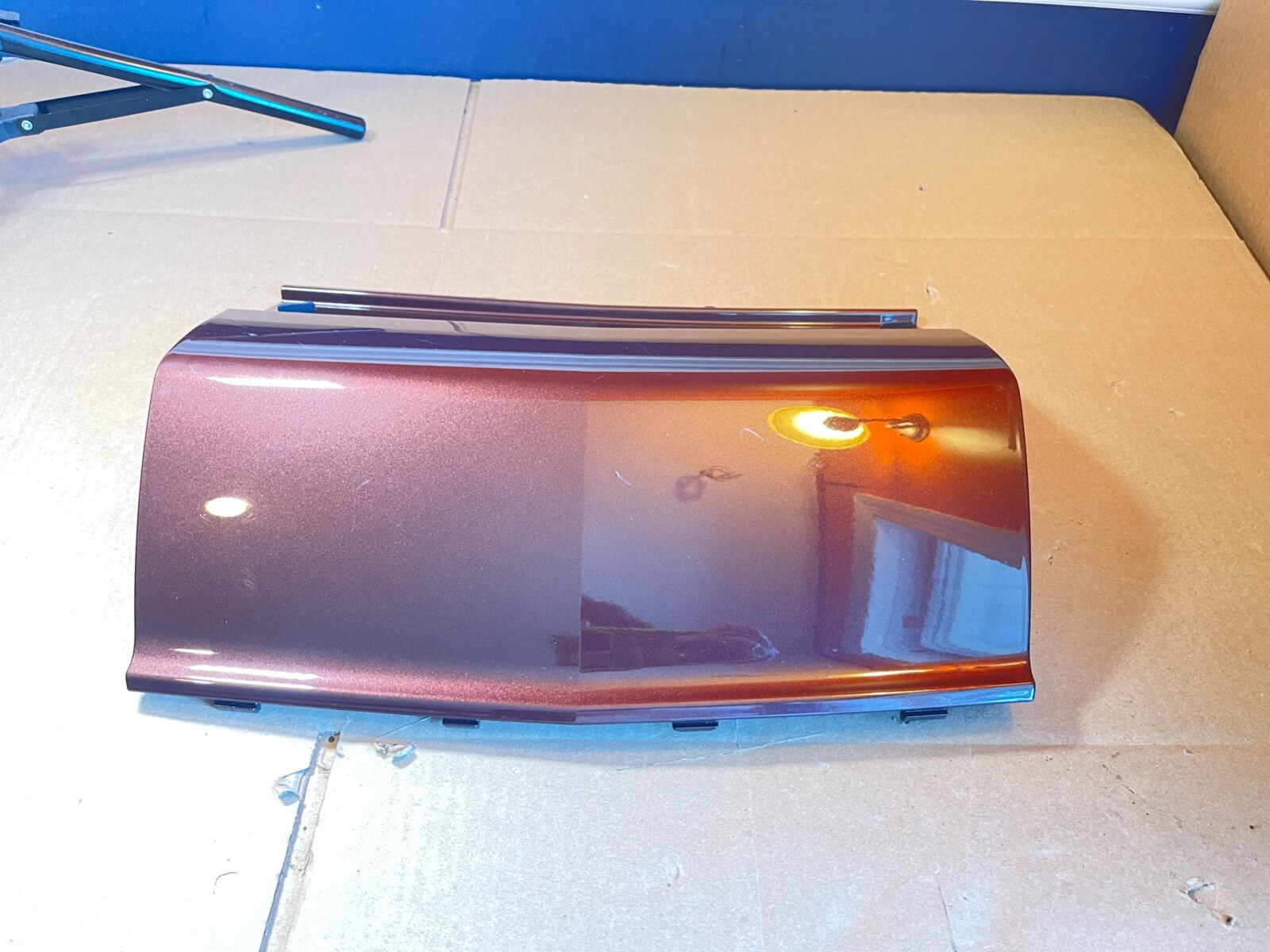 2021 GM TOW HITCH PANEL REAR BUMPER TRIM COVER DARK RED 85103935 