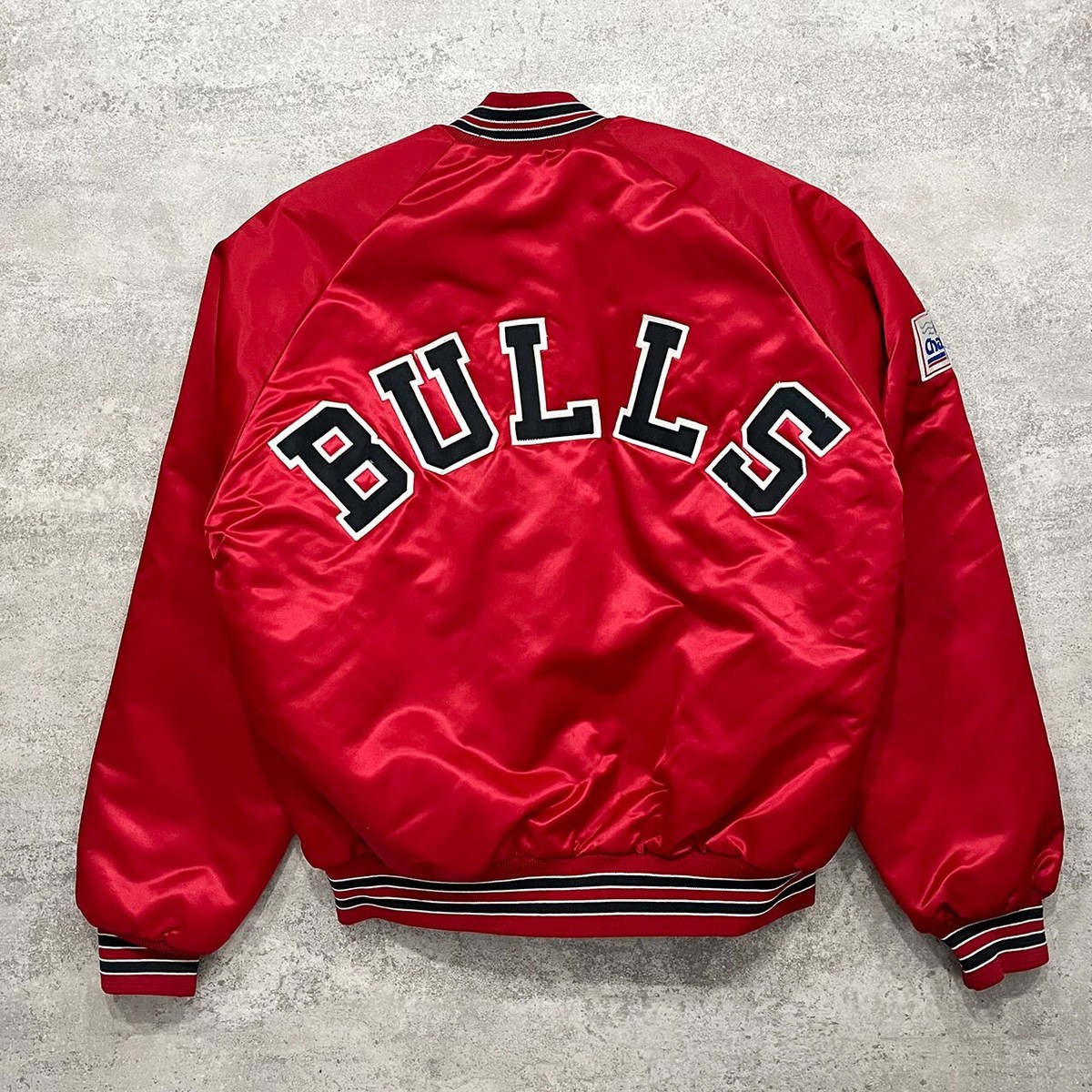 VTG 90s NBA CHICAGO BULLS CHALK LINE SATIN BOMBER JACKET SPELL OUT