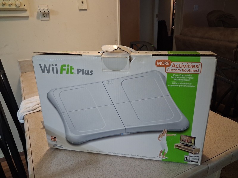Nintendo Wii Fit Plus Wireless Bundle w/ Balance Board & Game NTSC-U/C 2009