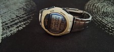 Je vends cette montre homme Casio Illuminator avec cadran digital noir.