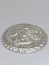 ZINN BROSCHE MIT BLUMEN DEKOR Ø 5 cm Handarbeit neu. Trachten Schmuck Broschen