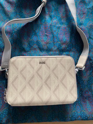 SAC BANDOULIERE DIOR HOMME NEUF ZIPPED COMPACT LIGHT BEIGE AVEC DUSTBAG - Photo 1/4
