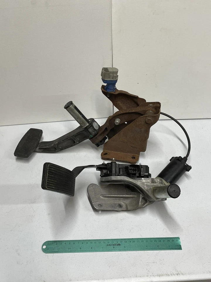 2005 06 2007 F250 Superduty ajustable pedales combustible y freno 6,0 L Ford Super Duty Foto 2 de 4