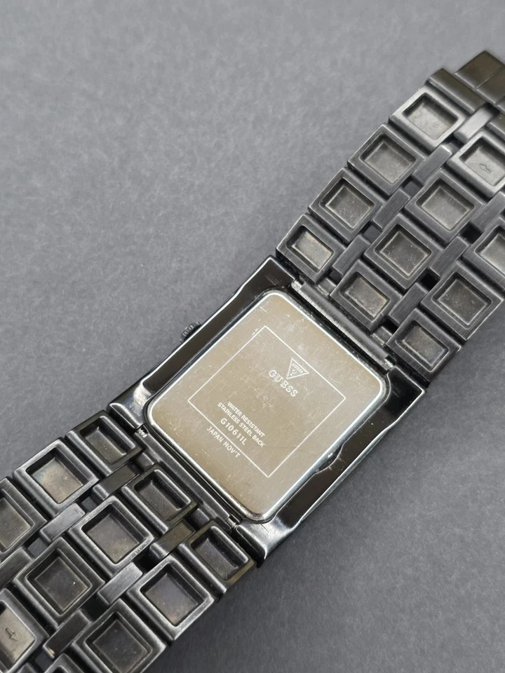 Reloj de metal rectangular con tachuelas negras vintage GUESS para hombre - dueño original Foto 2 de 4