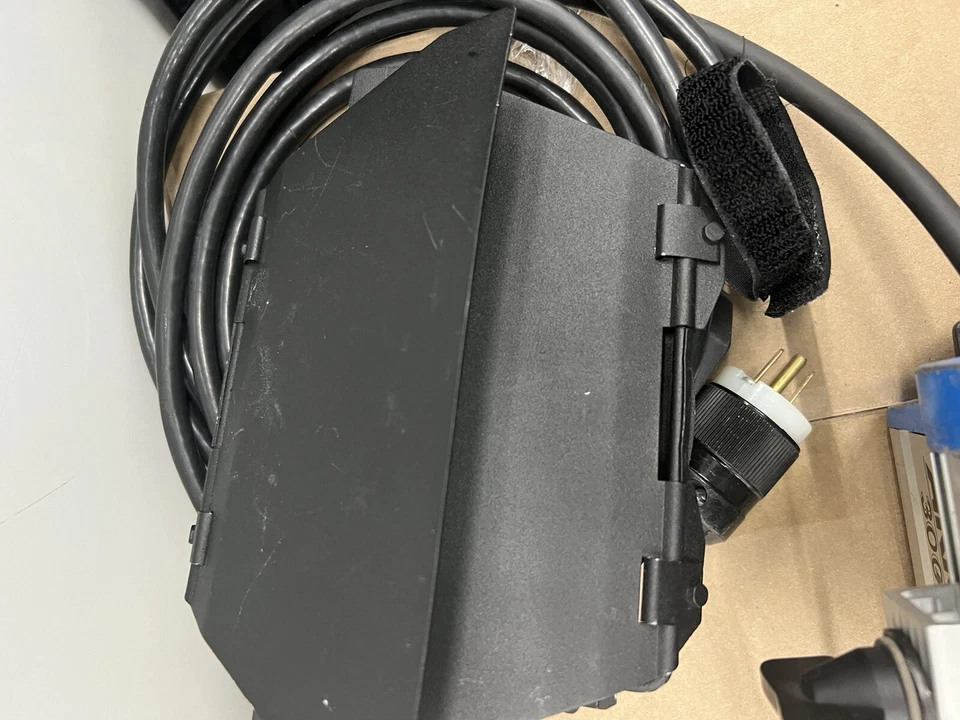 Arri 300W Fresnel with Barndoors and Bulb - Image 4 of 4