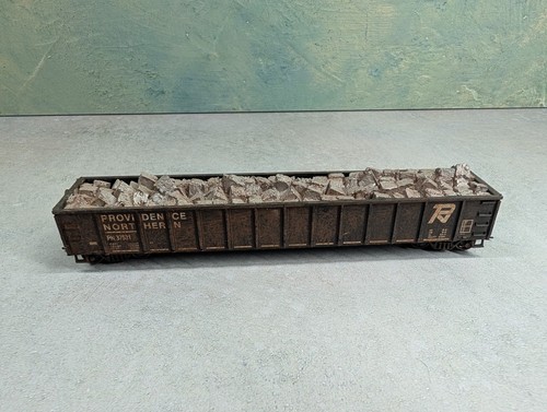 Góndola Roundhouse HO 52'6" Providence Northern #37531 desgastada con carga de piedra | Zustand: Used