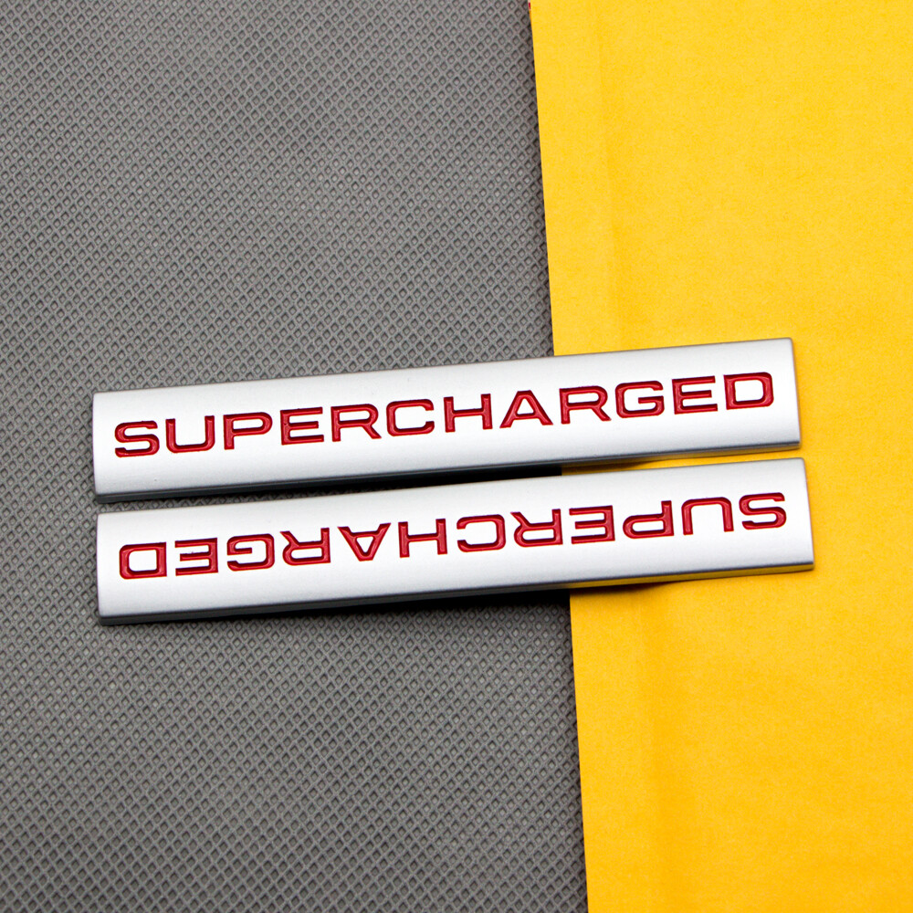 2 Emblemas Metálicos Plateados Con Letras Rojas ‘Supercharged’ Para Coches Turbo V6 V8 – Adhesivo