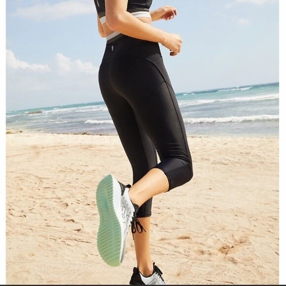 Free People High Rise 3 4 White Water Crop Leggings Black size XS fp movement