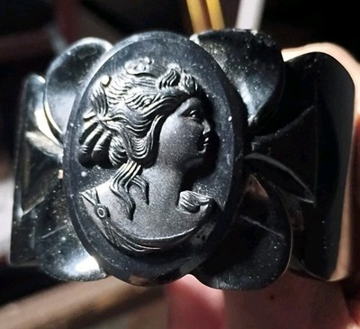 RARE WOMENS Antique Victorian-style BLACK Carved Cameo Bakelite HINGE Bracelet 