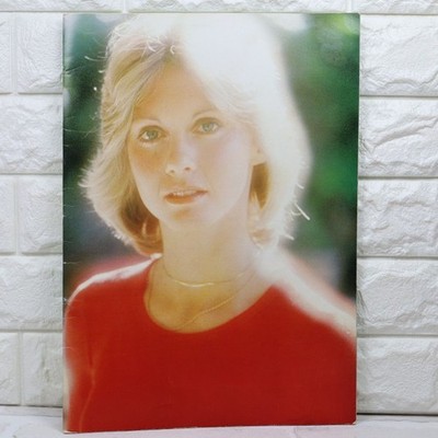 Olivia Newton-John 1976 1st Japan Tour Program 14.2x10.2 in Vintage -FS