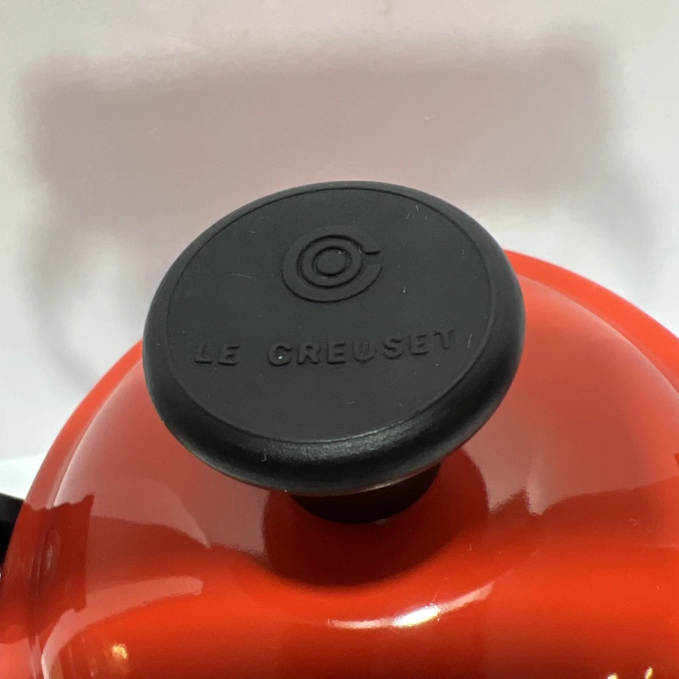 Tetera Le Creuset 1,25 Qt/1,1 L con tapa roja esmalte llama ombre usada Foto 4 de 4