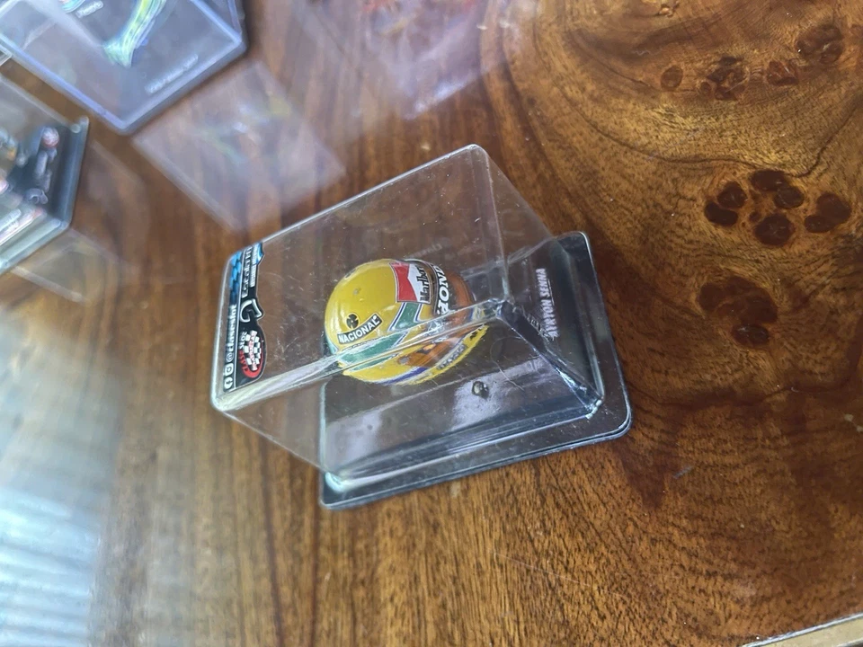 LOT 2 MINI CASQUE METAL MADE 1:8 F1 AYRTON SENNA ANNÉES 1988 & 1994 NEUF JAMA... - Photo 4/4