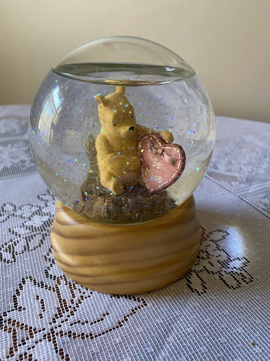 DISNEY Michel & Co Snow Globe Winnie Pooh 