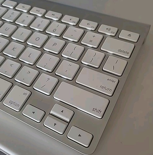 TECLADO BLUETOOTH INALÁMBRICO APPLE PLATEADO/BLANCO - A1255 MB167LL/A COMO NUEVO - Imagen 3 de 3