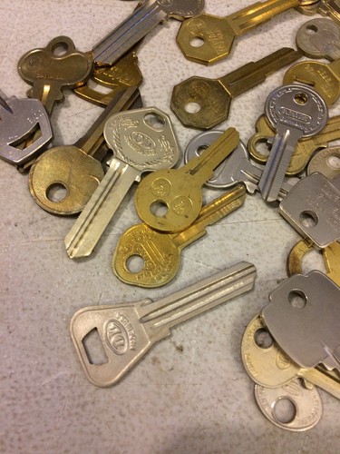 VINTAGE NEW OLD STOCK UNCUT KEYS JEWELRY STEAMPUNK 50 PIECES LOT 4 - Picture 3 of 12