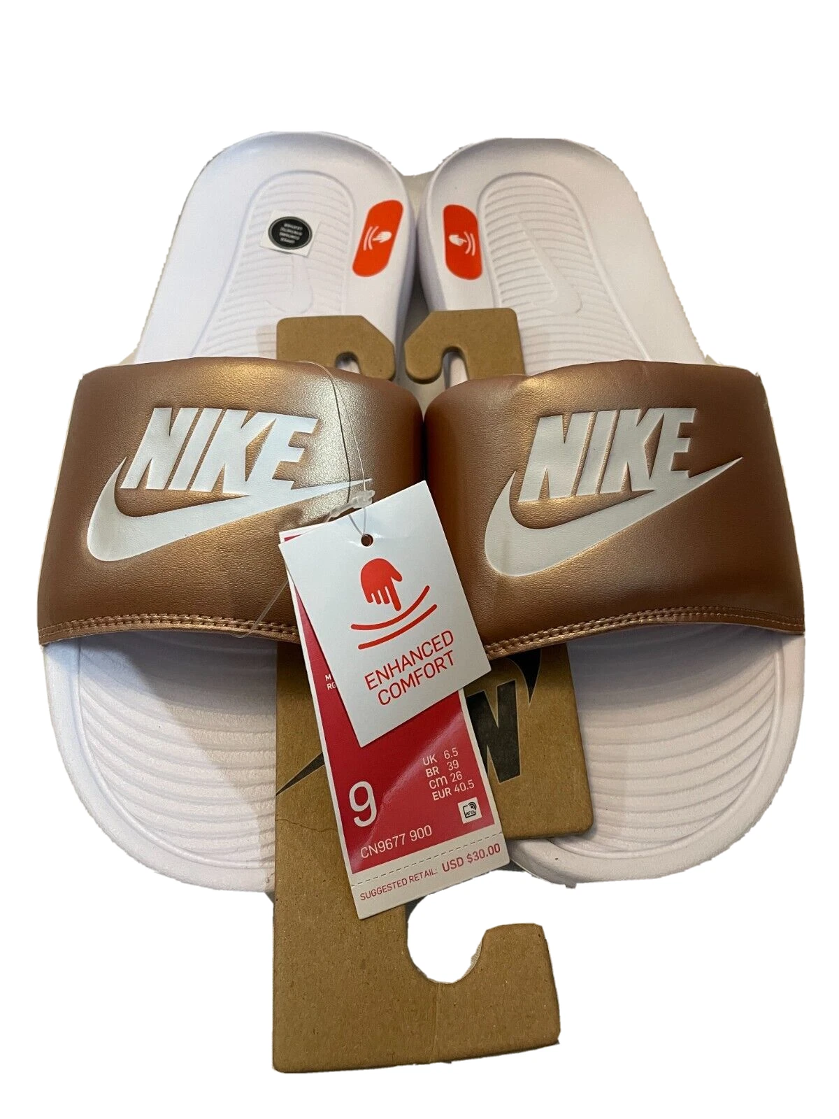 Nike Slides donna 9 Victori ONE schiuma sagomata bianco bronzo metallizzato CN9677 900