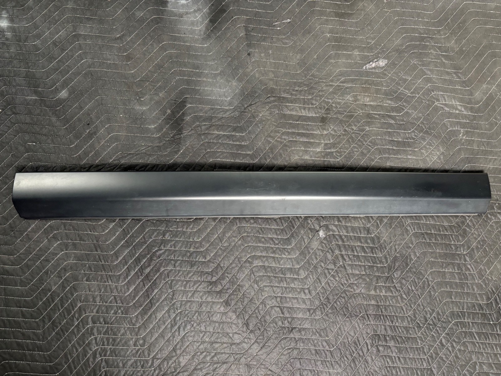 Rolls-Royce Cullinan 2022 Front Right Body side molding P/N 7448586
