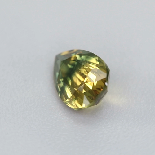 1.37 carats - Golden Yellow With Green Tint Natural Bi-Color Sapphire 25033722 - Video 1 of 1