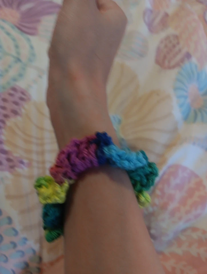 Ganchillo hecho a mano Scrunchie es el color melocotón hecho de hilo acrílico Foto 2 de 4