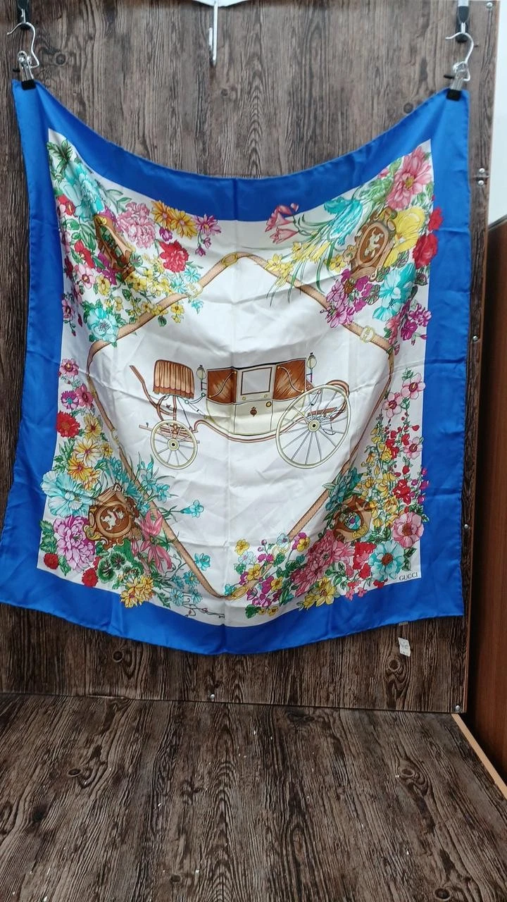Gucci écharpe fleur calèche bleu 88 cm 100% soie