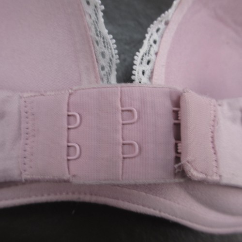 Sujetador Victoria's Secret Talla 34B Púrpura Encaje Acolchado Inalámbrico Cierre Ajustable Espalda - Imagen 9 de 11