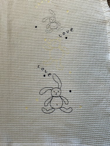 Coperta termica bianca ricamata a mano vintage coniglietti e amore. Coperta calda - Foto 2 di 6