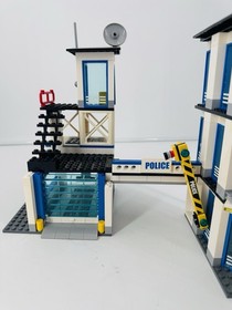 Lego CITY Police Station 60141 ~ missing 4 minifigs & crook's truck