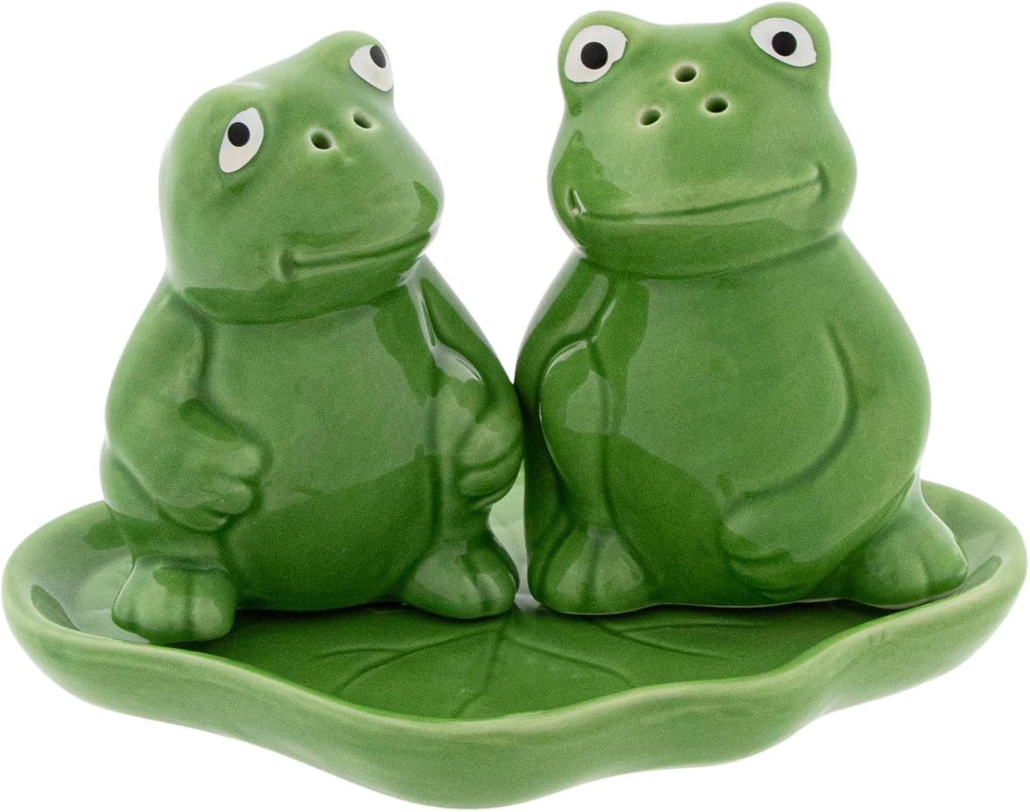 Набор настольных солонок и перечниц из керамических лягушек на листьях кувшинки 2590₽