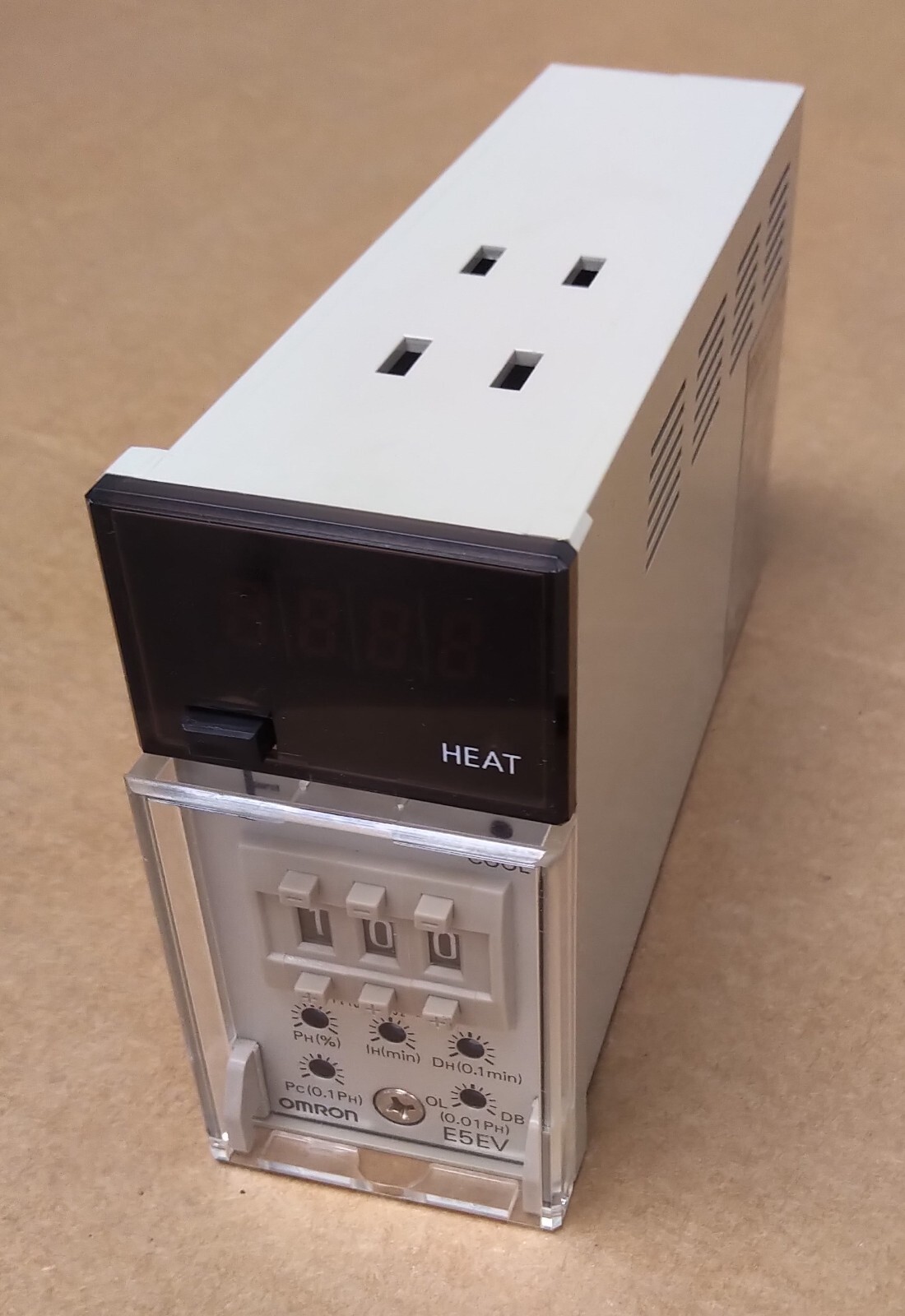 OMRON E5EV-S90P (-US), TEMPERATURE CONTROLLER, NEW BUT VERY OLD