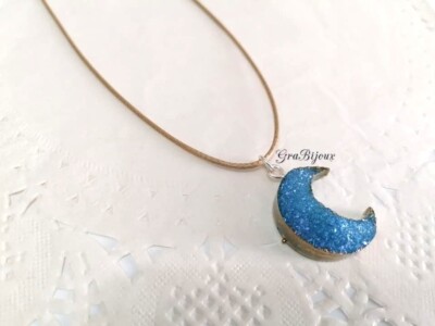 Halskette Resin Mond Geodeffekt blau Golddetails