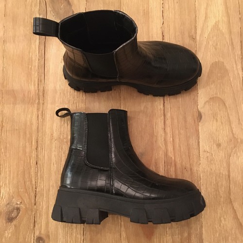 SHE\u0026IN Women's Black Faux Leather Croc 