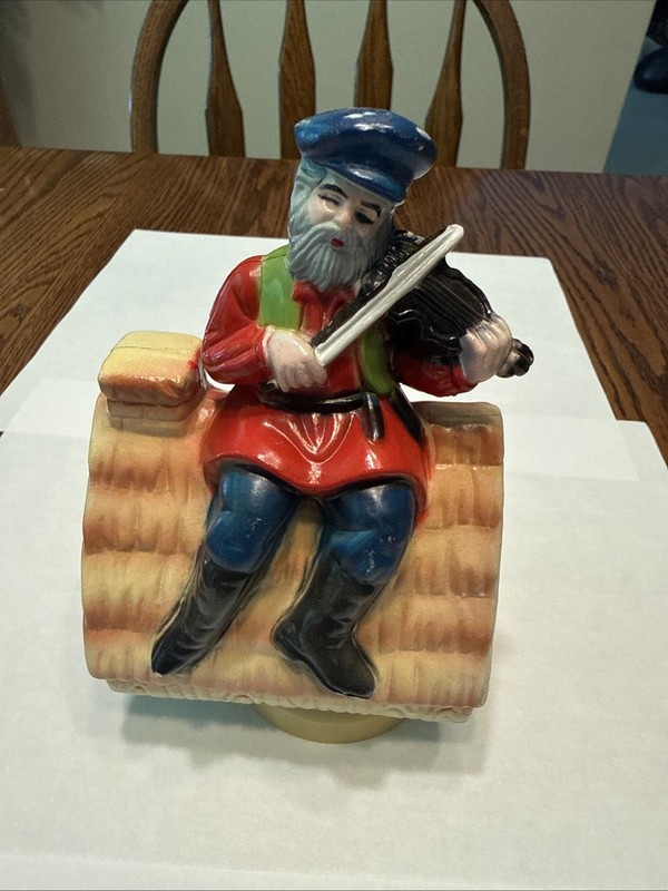 VINTAGE 6" HIGH CERAMIC WIND UP MUSICAL FIDDLER ON THE ROOF MUSIC BOX
