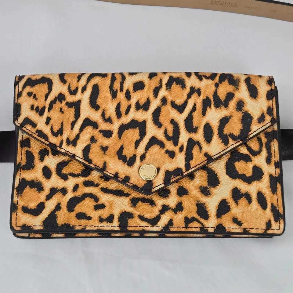 Riñonera Cartera Michael Kors Estampado Leopardo con Cinturón de Cuero Negro Talla S/M Foto 2 de 4