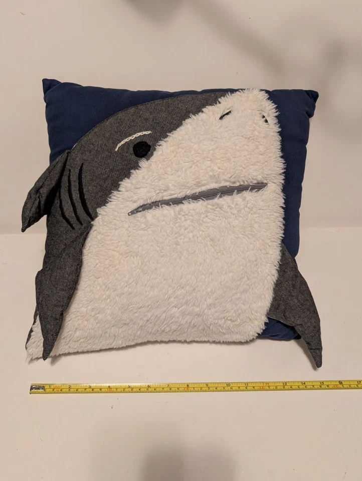 Almohada Pottery Barn Kids mordedura de tiburón cremallera bolsa dientes 3S aletas 14" Foto 2 de 4