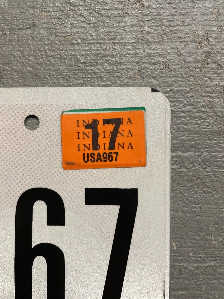 PLACA INDIANA EN DIOS CONFIAMOS 🇺🇸 BANDERA AMERICANA EE. UU.-967 RARA PREFIJO EE. UU. Foto 2 de 3