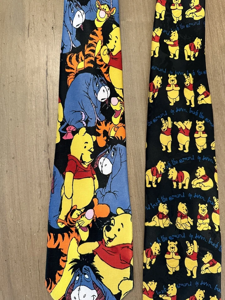LOTE DE 2 corbatas vintage años 90 Disney Winnie Pooh Tigger Eeyore ropa exquisita Foto 2 de 4