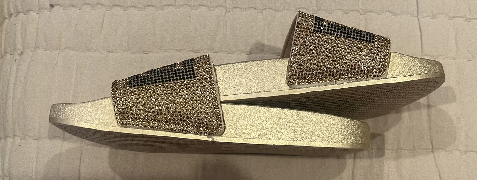 PANTOFOLA D’ORO Pantofole donna True Religion Shining Stones oro nero taglia 6 NUOVE