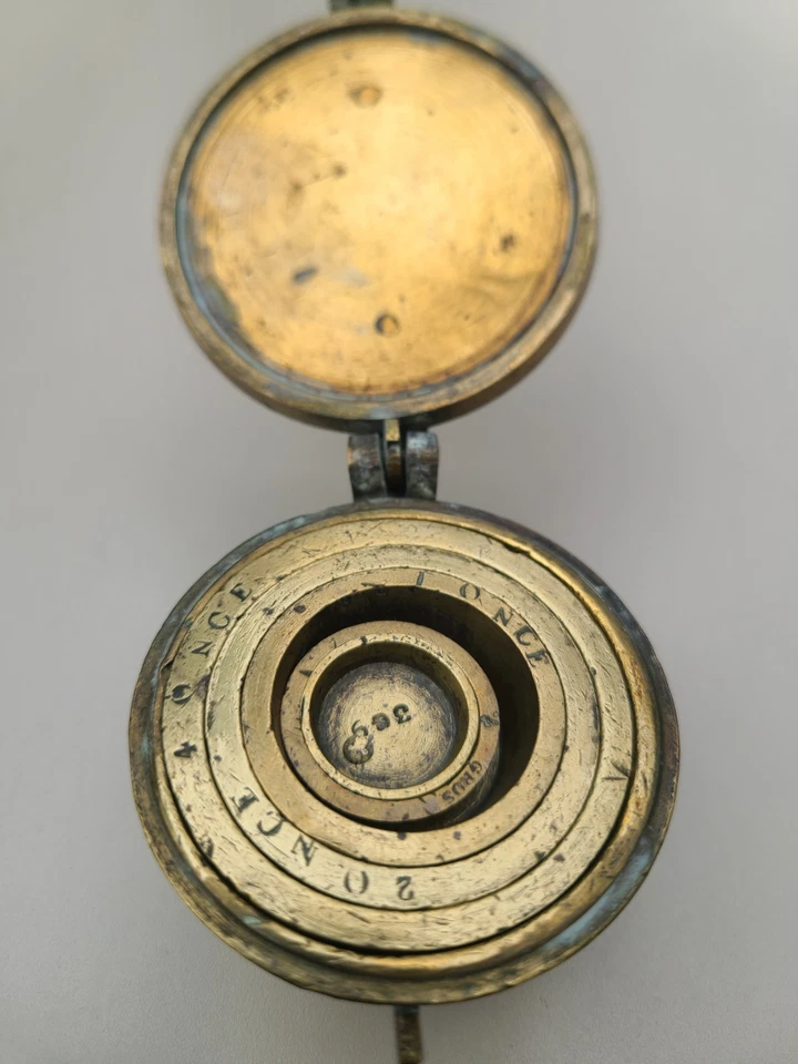 Ancien poids à godets en bronze – pile à godets marquée “1 LIVRE 500G CHATEL” – - Photo 2/4