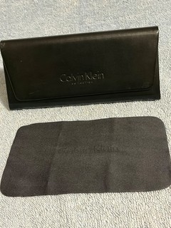 Calvin Klein Collection Custodia Trifold per Occhiali da Sole/Occhiali Nera con Panno Pulizia